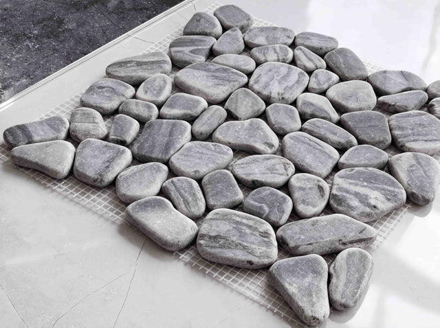 Natural stone mosaic on mesh, R11, for bathroom or kitchen 29.6 cm x 29.6 cm - Heart of stone