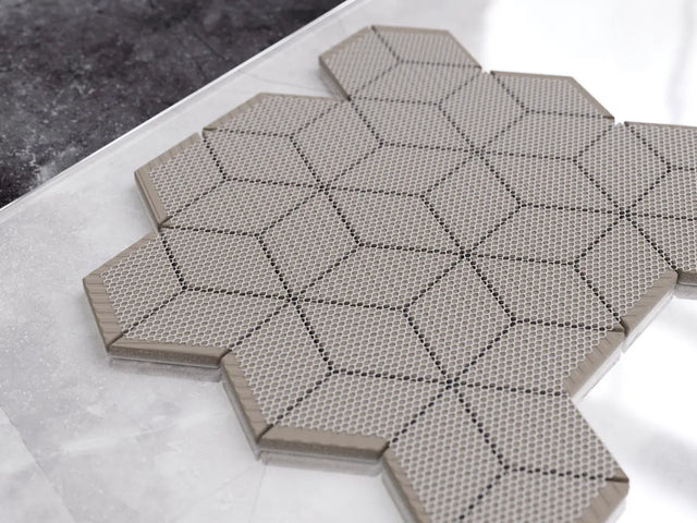 Mosaico in ceramica su rete per bagno o cucina 30.5 cm x 26.5 cm - White geometric cubes