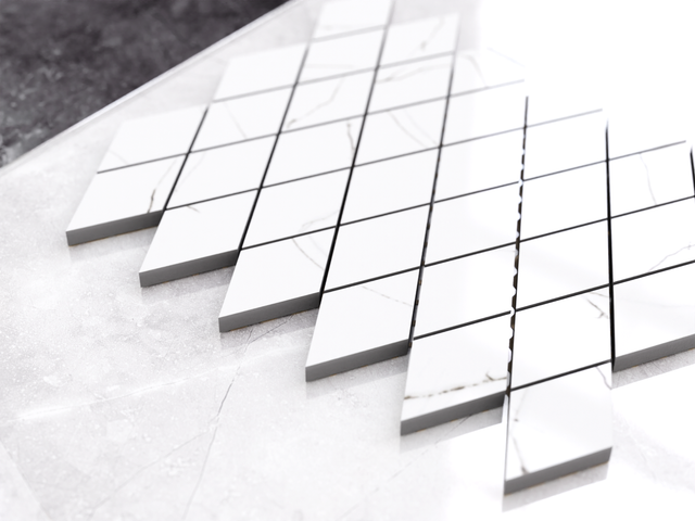 Mosaïque en grès sur filet pour salle de bain ou cuisine 29,2 cm x 25 cm - Marbre de Carrare en losange