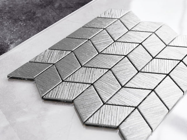 Mosaïque en verre sur filet pour salle de bain ou cuisine 26,5 cm x 30,5 cm - Tulipe argentée en chevron