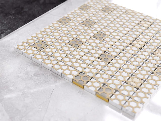 Mosaico de piedra natural con insertos de vidrio, en malla para baño o cocina 30 cm x 30 cm - Gold Marble