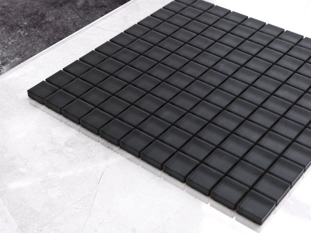 Mosaico in vetro su rete per bagno o cucina 30 cm x 30 cm - Velvet black