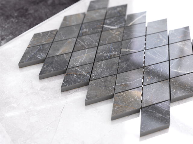 Mosaico de gres sobre malla para baño o cocina 29.2 cm x 25 cm – Romb shinestone pulido