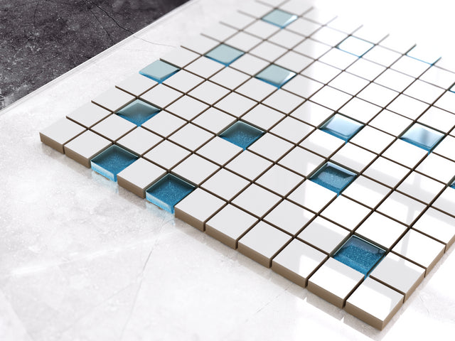 Mosaico in ceramica con inserti di vetro su rete per bagno o cucina 30 cm x 30 cm - White pale blue