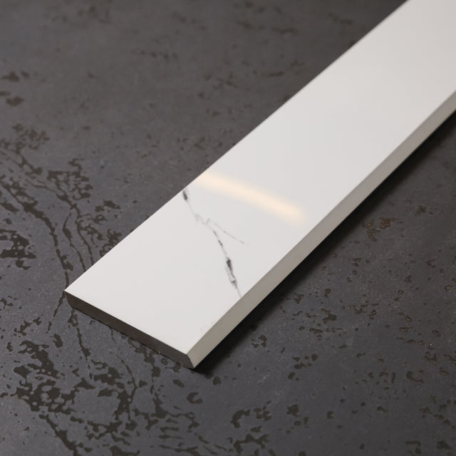 Battiscopa in ceramica 120 cm × 7 cm, spessore 0,9 cm, smussato e colorato - Carrara