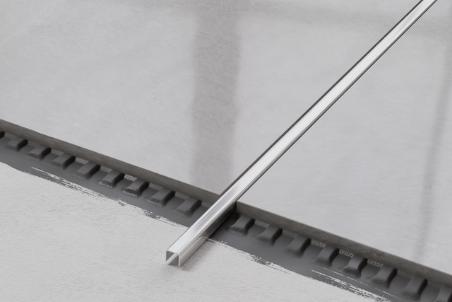 Perfil C de conexión en acero inoxidable plateado satinado