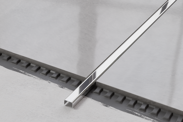 Perfil C de conexión en acero inoxidable plateado brillante