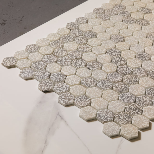 Mosaïque en verre pressé sur filet pour salle de bain et cuisine 52 cm x 34 cm - Hexa gris mat