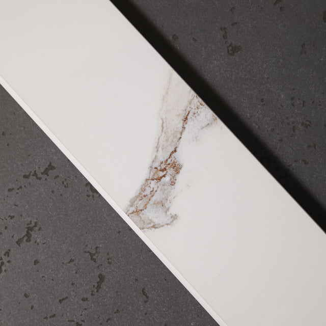 Battiscopa in ceramica 120 cm × 7 cm, spessore 0,9 cm, smussato e colorato - Torrence white