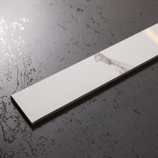 Battiscopa in ceramica 120 cm × 7 cm, spessore 0,9 cm, smussato e colorato - Torrence white