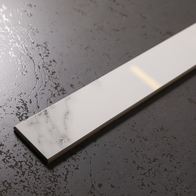 Battiscopa in ceramica 120 cm × 7 cm, spessore 0,9 cm, smussato e colorato - Swiss white grey