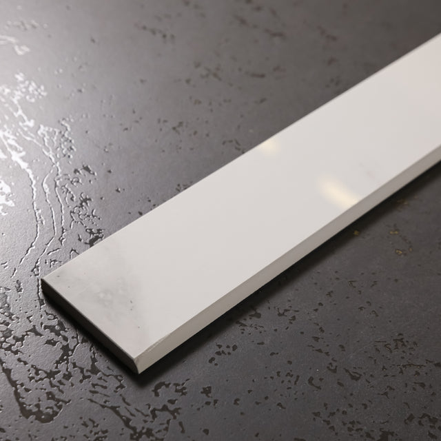 Battiscopa in ceramica 120 cm × 7 cm, spessore 0,9 cm, smussato e colorato - Swiss white grey