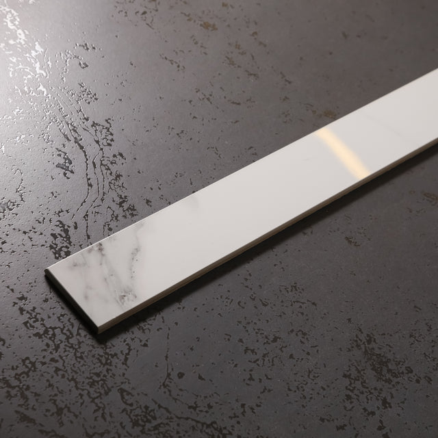 Battiscopa in ceramica 120 cm × 7 cm, spessore 0,9 cm, smussato e colorato - Swiss white grey