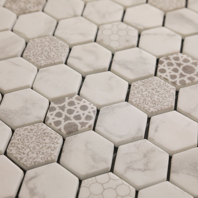 Mosaico de vidrio prensado en malla para baño y cocina 52 cm x 34 cm - Hexa calacatta