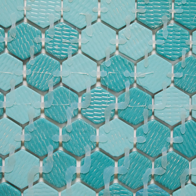 Mosaico de vidrio prensado en malla para baño y cocina 52 cm x 34 cm - Hexa artistic