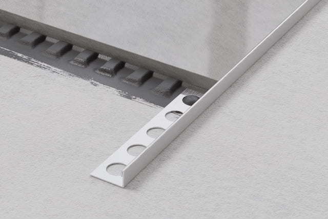 Profil décoratif en J d'angle en acier inoxydable - argent satiné