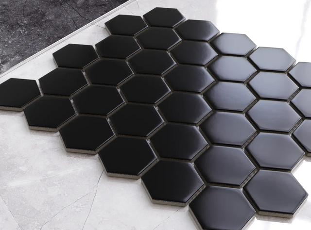 Mosaïque en céramique hexagonale sur filet pour salle de bain ou cuisine 32,3 cm x 27,7 cm - Black Honey