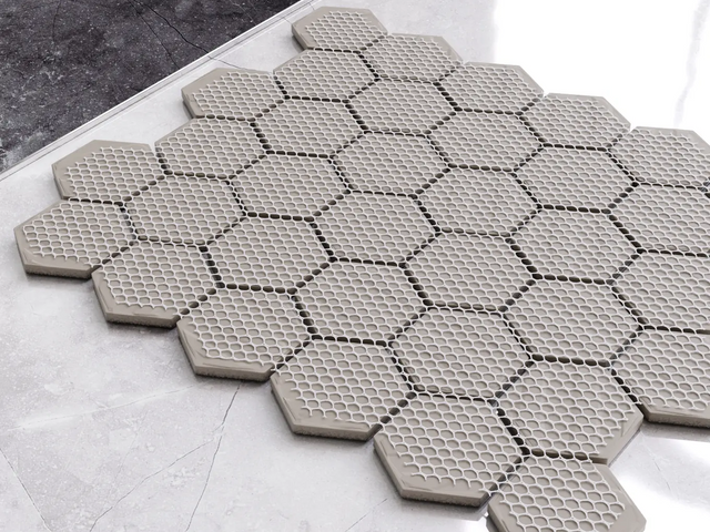 Mosaïque en céramique hexagonale sur filet pour salle de bain ou cuisine 32,3 cm x 27,7 cm - Gold Honey