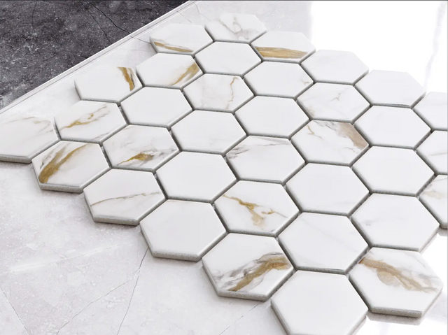 Mosaïque en céramique hexagonale sur filet pour salle de bain ou cuisine 32,3 cm x 27,7 cm - Gold Honey