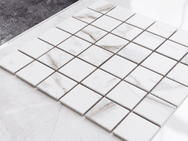 Mosaico de cerámica sobre malla para baño o cocina 30,5 cm x 30,5 cm - Marble Square