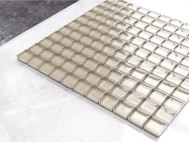 Mosaico in vetro su rete per bagno o cucina 30 cm x 30 cm - Pale gold