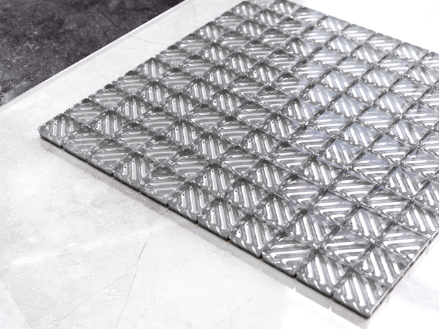 Mosaico in vetro su rete per  bagno o cucina 30 cm x 30 cm - Silver labirynth