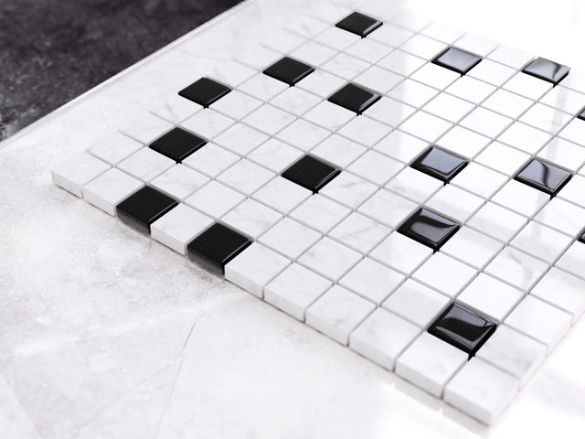 Mosaico in pietra naturale con inserti di vetro, su rete per bagno o cucina 30 cm x 30 cm - Black Marble