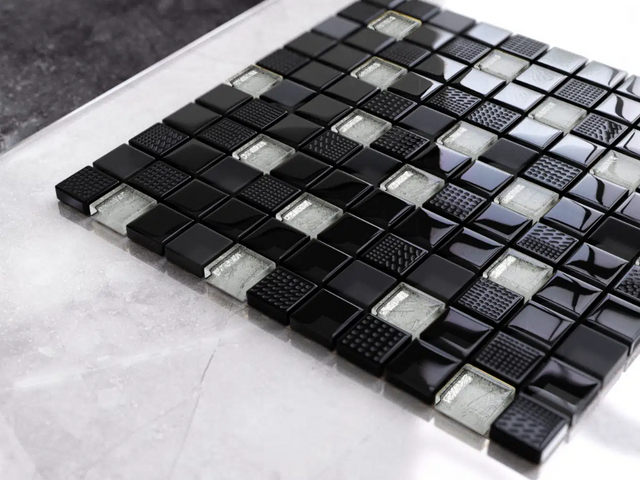 Mosaïque en verre sur filet pour salle de bain ou cuisine 30 cm x 30 cm - Volcano silver