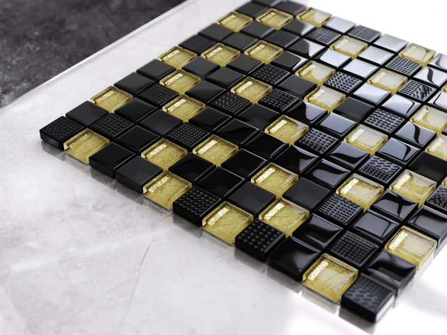 Mosaïque en verre sur filet pour salle de bain ou cuisine 30 cm x 30 cm - Crushed Volcano gold