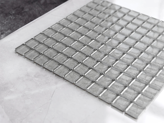 Mosaico in vetro su rete per bagno o cucina 30 cm x 30 cm - Crushed silver