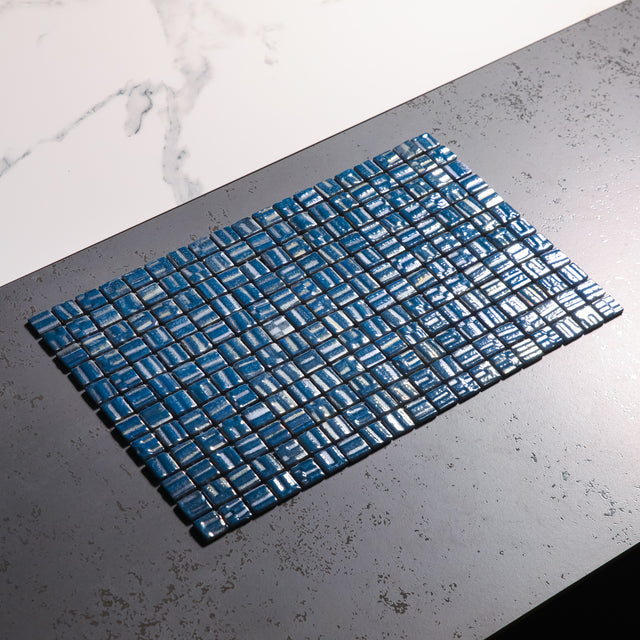 Mosaïque en verre pressé sur filet pour salle de bain et cuisine 32,5 cm x 51,5 cm - Veneto Ocean Blue pool