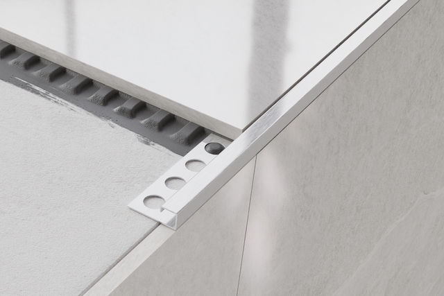 Perfil decorativo P angular de acero inoxidable plateado satinado