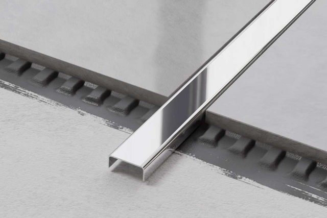 Perfil C de conexión en acero inoxidable plateado brillante