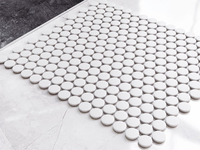 Mosaico in ceramica su rete per bagno o cucina 29.3 cm x 31.7 cm - Matt white dots