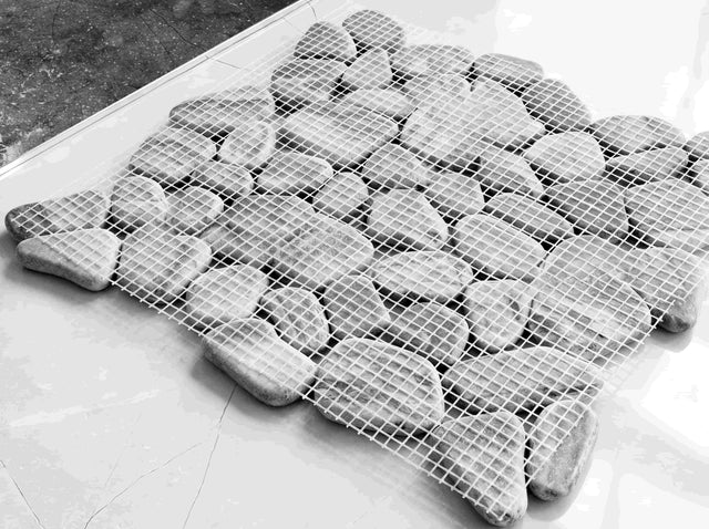 Natural stone mosaic on mesh, R11, for bathroom or kitchen 29.6 cm x 29.6 cm - Heart of stone