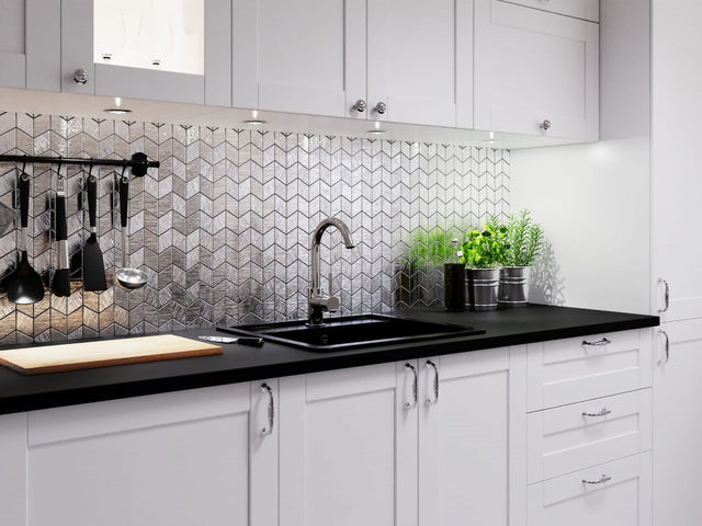 Mosaico in vetro su rete per bagno o cucina 26.5 cm x 30.5 cm - Silver tulip shevron