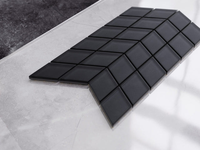 Mosaico in vetro su rete per bagno o cucina 17.2 cm x 29.8 cm - Mini soft black chevron