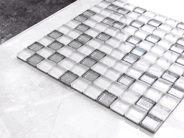 Mosaico in vetro su rete per bagno o cucina 30 x 30 cm -  Silver Crystal
