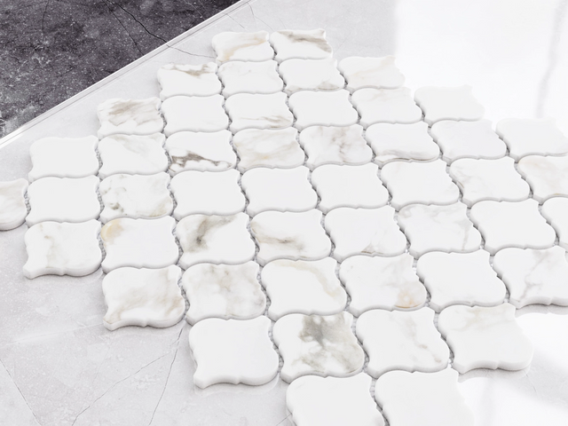 Mosaico de cerámica en malla para baño o cocina 28.2 cm x 30 cm - Marble Arabesque