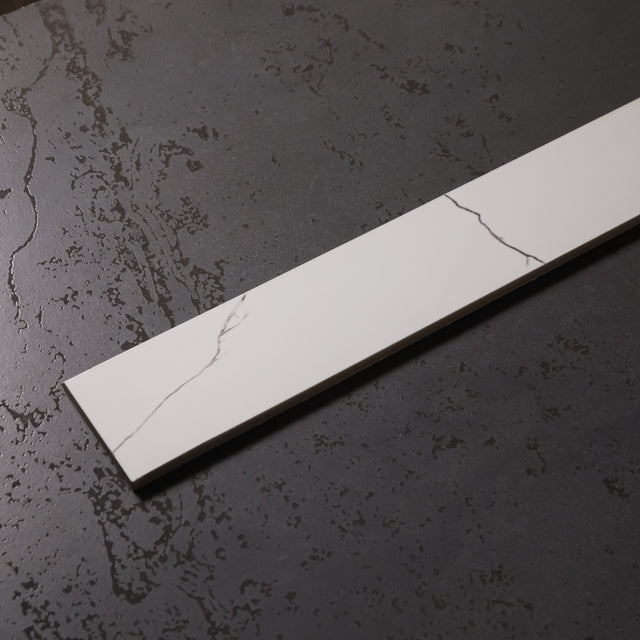 Battiscopa in ceramica 120 cm × 7 cm, spessore 0,9 cm, smussato e colorato - Carrara