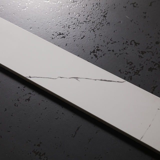 Battiscopa in ceramica 120 cm × 7 cm, spessore 0,9 cm, smussato e colorato - Carrara