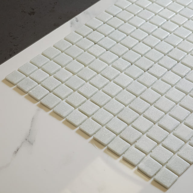 Mosaico in vetro pressato per piscine, bagni e saune 32.5 cm x 51.5 cm - Pearl White
