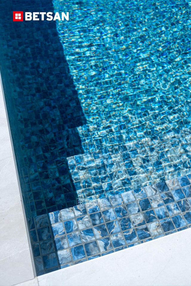 Mosaico de vidrio prensado en red para piscina 31.5 cm x 47.7 cm - Modena Monte Carlo pool