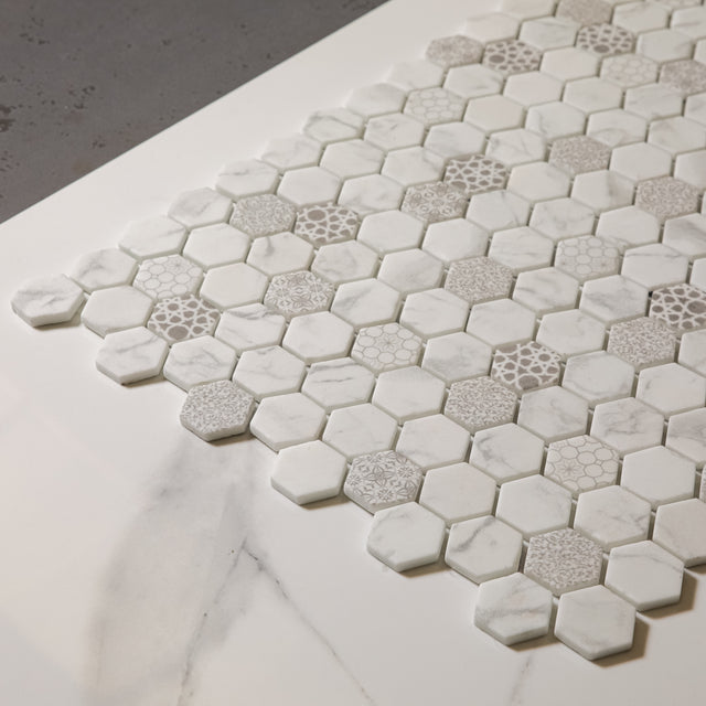 Mosaïque en verre pressé sur filet pour salle de bain et cuisine 52 cm x 34 cm - Hexa calacatta