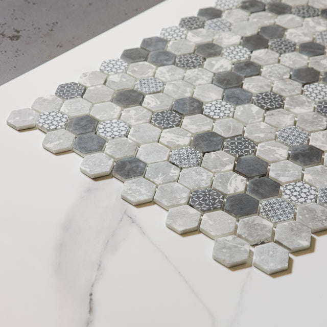 Mosaïque en verre pressé sur filet pour salle de bain et cuisine 52 cm x 34 cm - Hexa olden mat