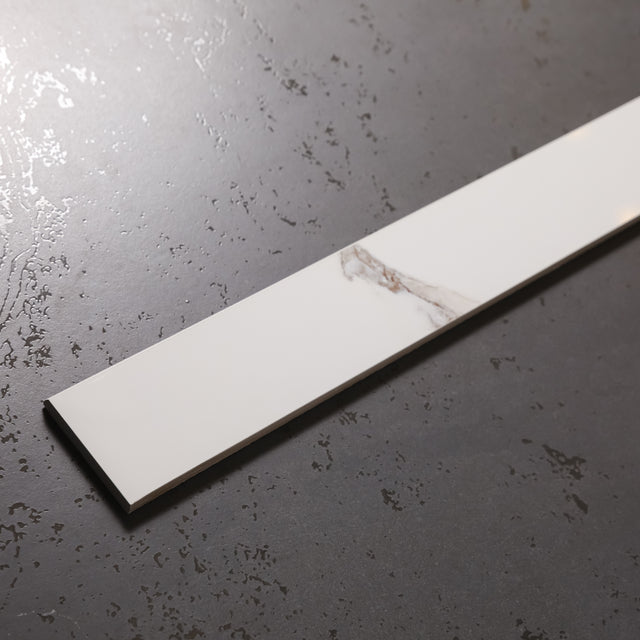 Battiscopa in ceramica 120 cm × 7 cm, spessore 0,9 cm, smussato e colorato - Torrence white