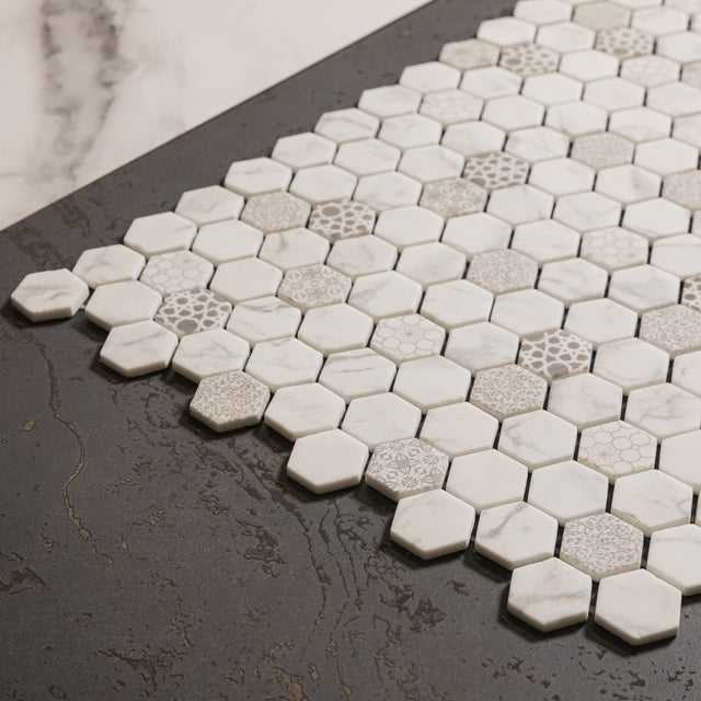 Mosaïque en verre pressé sur filet pour salle de bain et cuisine 52 cm x 34 cm - Hexa calacatta