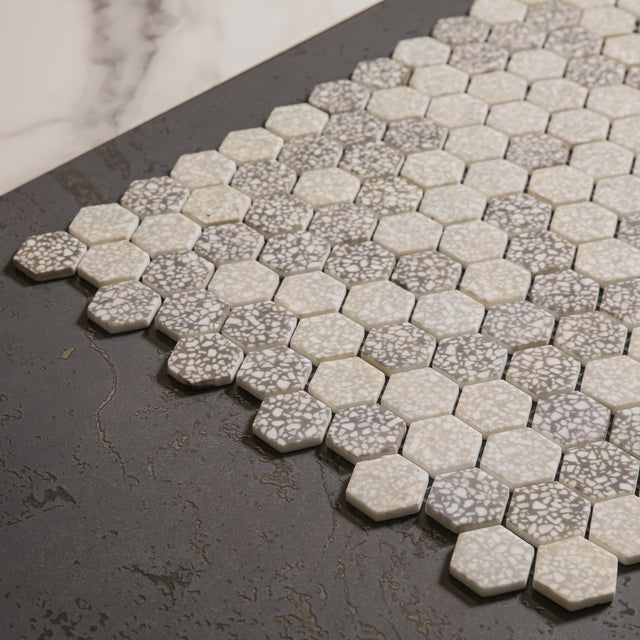 Mosaico de vidrio prensado en malla para baño y cocina 52 cm x 34 cm - Hexa gris mate
