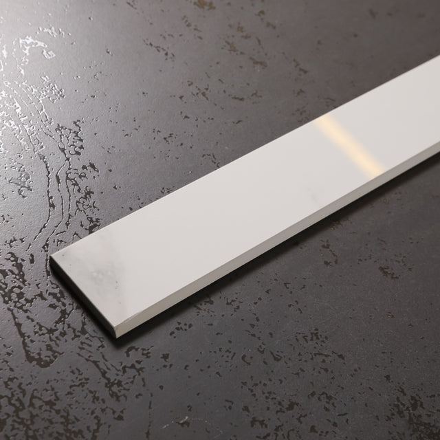 Battiscopa in ceramica 120 cm × 7 cm, spessore 0,9 cm, smussato e colorato - Swiss white grey