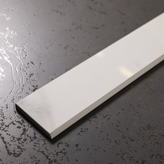 Battiscopa in ceramica 120 cm × 7 cm, spessore 0,9 cm, smussato e colorato - Swiss white grey